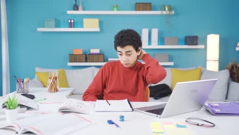 el niño con un trastorno de atención está aburrido y abrumado por el estudio.