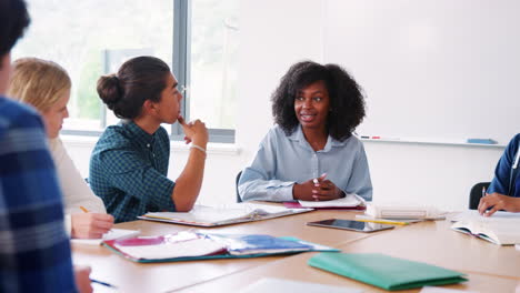 Weibliche-High-School-Nachhilfelehrerin-Sitzt-Am-Schreibtisch-Und-Unterrichtet-Unterricht