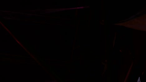 los dispositivos de iluminación estroboscópicos en el escenario de un concierto.