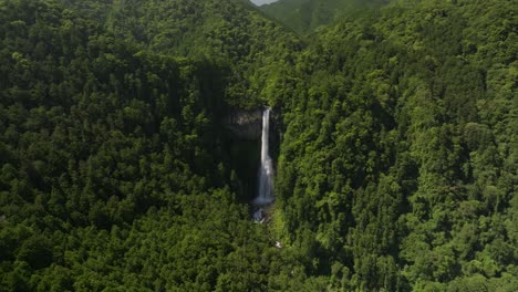 Tiro-Revelador-De-Inclinación-Lenta-Desde-La-Distancia-De-La-Cascada-Nachi,-La-Más-Grande-De-Japón.