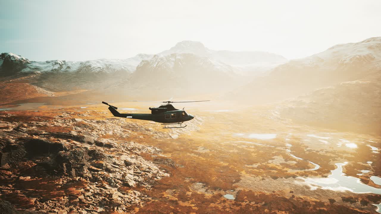 cámara lenta helicóptero de la época de la guerra de vietnam en las montañas