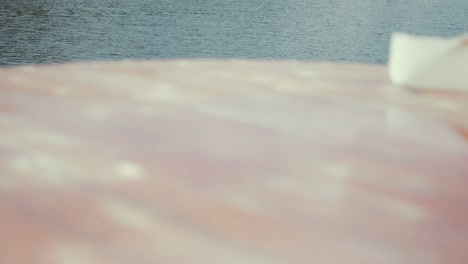acabado transparente de fibra de vidrio y epoxi en las tablas del techo del barco