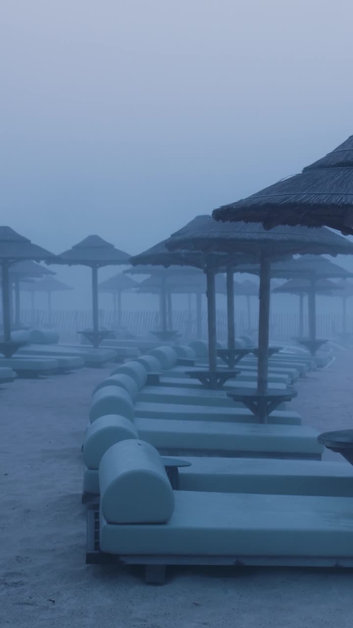 안개가 가득한 해변 장면