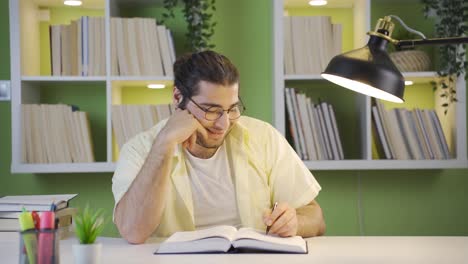 un joven estudiante universitario alegre.