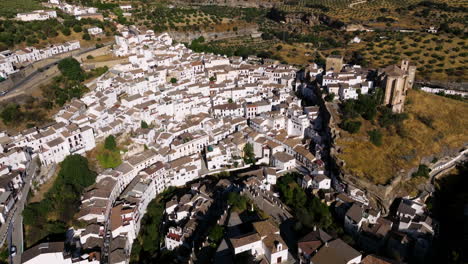 Pueblo-De-Casas-Blancas-En-Setenil-De-Las-Bodegas,-Región-De-Andalucía,-España---Toma-Aérea-De-Drones