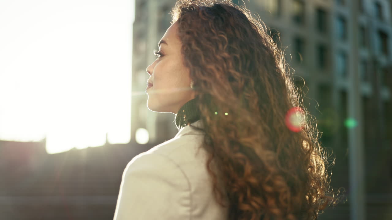 sonrisa, visión y una mujer en la ciudad para el trabajo