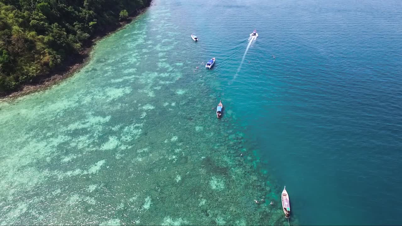 깨끗한 청록색 바다에서 항해하는 보트의 매혹적인 공중 샷