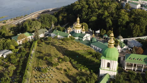 vista aérea de kiev pechersk lavra con vistas al río dnieper en kiev, ucrania