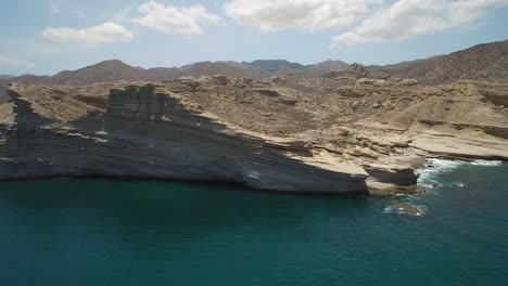 toma aérea de impresionantes formaciones rocosas en punta colorada, mar de cortez