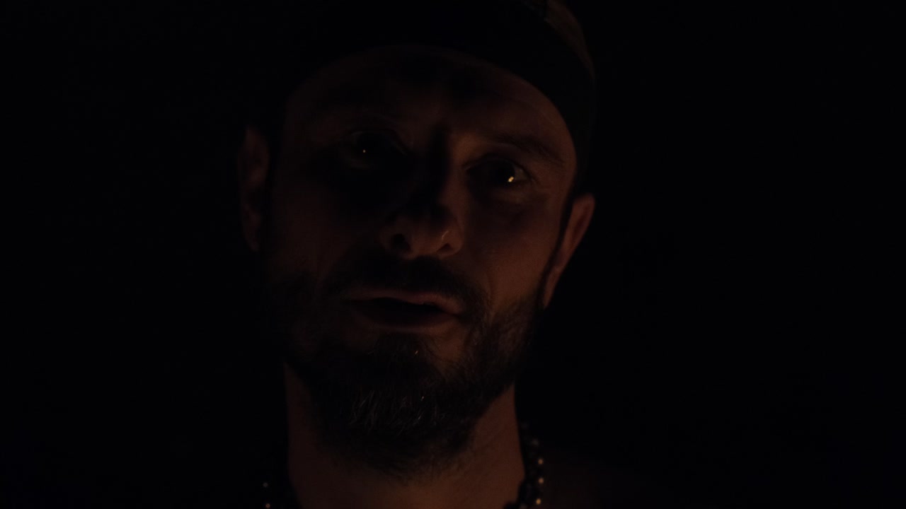 얼굴을 밝히는 불덩이를 저글링하는 남성 불 연기자의 얼굴 초상화