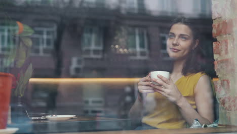 mujer disfrutando de café en una cafetería