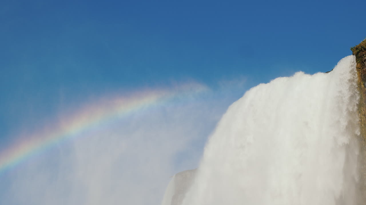 폭포 스프레이의 무지개