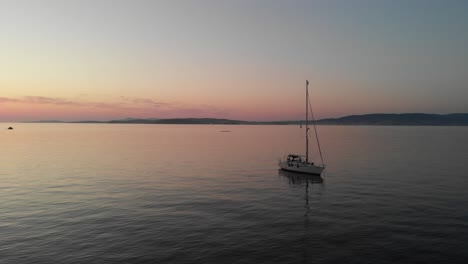 Los-Románticos-Colores-Del-Atardecer-En-La-Playa-De-Bueu,-Galicia,-España.