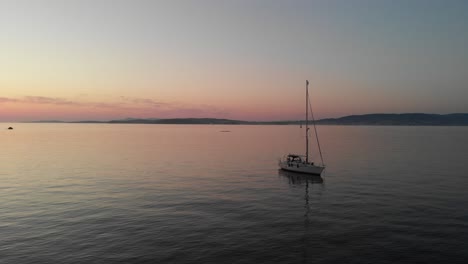 los colores románticos del atardecer en la playa de bueu, galicia, españa