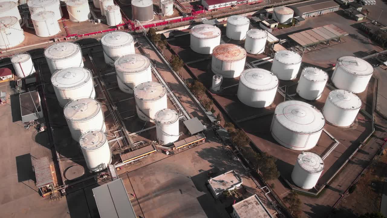 해운항의 석유 및 가스 저장 크, 정제 공장 단지의 파이프 라인과 함께 가스 및 연료 크; 정제 공장에서 거대한 색 저장 크로 된 줄; 제조 개념.