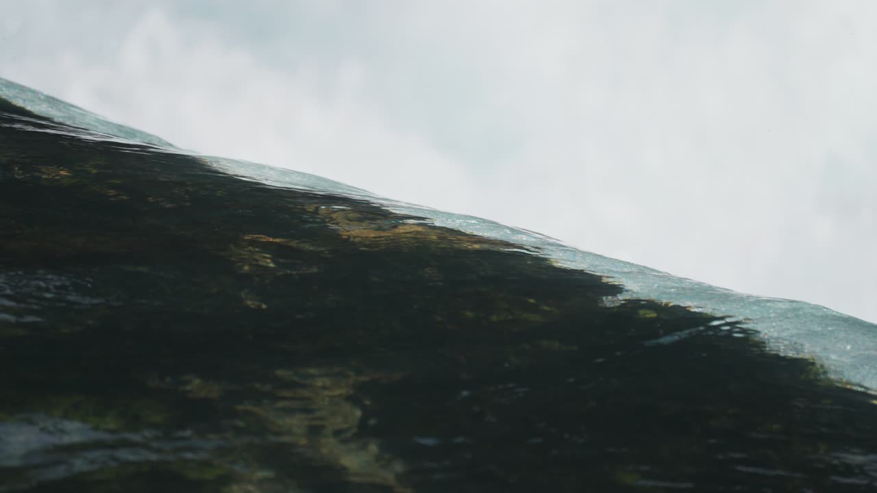 movimiento calmante: primer plano a cámara lenta de agua limpia en cascada