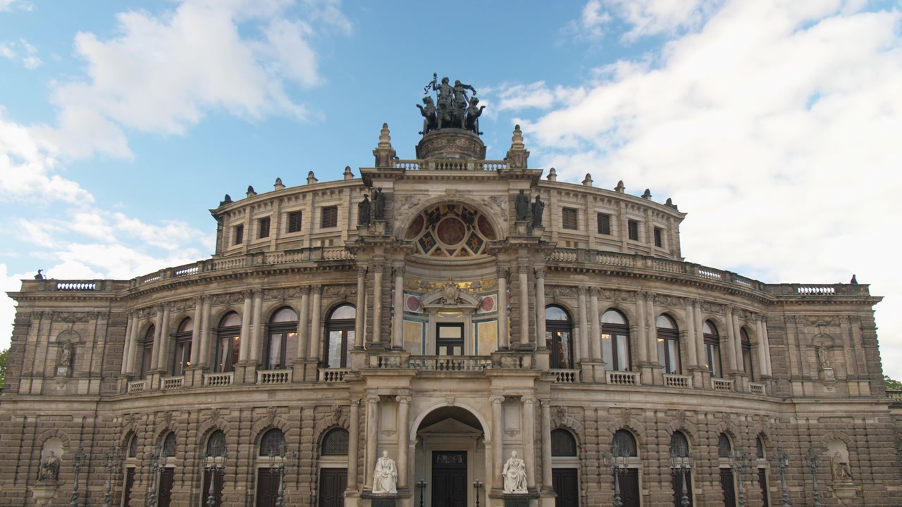 Semperoper en Dresde, Sajonia, Alemania, toma de cerca, histórico teatro de ópera, cielo azul vibrante