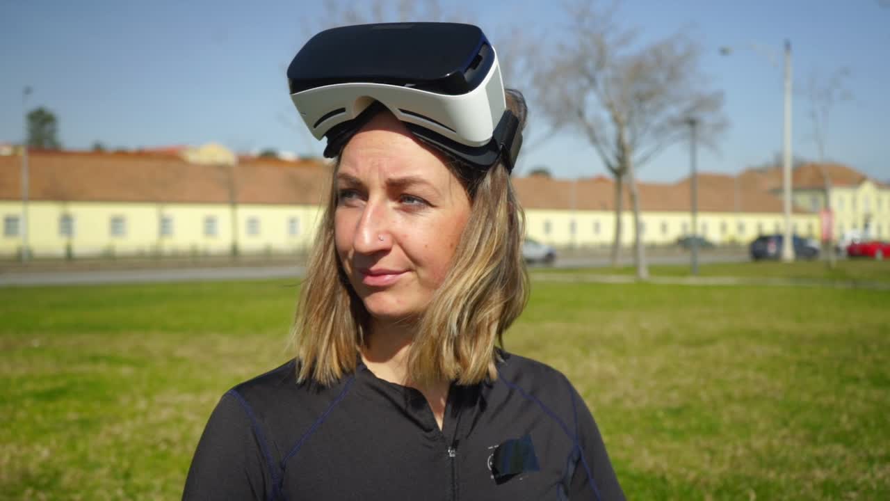 chica con ropa deportiva usando auriculares vr en el parque