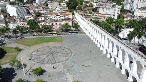 Touristenattraktion-In-Rio-De-Janeiro,-Arcos-Da-Lapa,-Wunderschöne-Tagsüber-Aufgenommene-Architektur-Per-Drohne