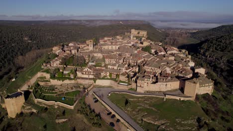 Dolly-Aéreo-Hacia-El-Pueblo-Rural-Medieval-Español-De-Pedraza-Situado-En-La-Cima-De-Una-Colina