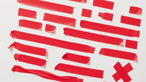 video de primer plano de múltiples piezas de cintas rojas sobre un fondo blanco