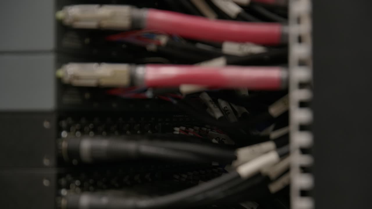 foco de rack de los cables de la sala de servidores conectados a un gran centro de datos