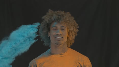 hombre de color explosión de polvo cámara lenta
