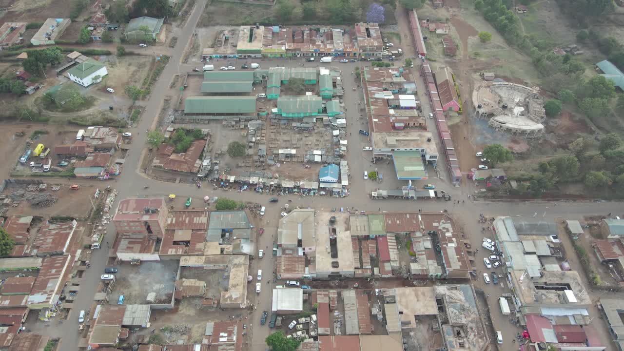 Ripresa aerea di edifici e capanne nel villaggio africano di Loitokitok, Kenya.