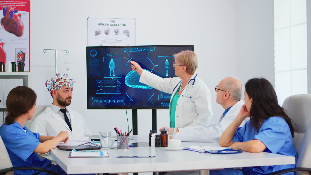 고급 기술로 뇌 기능을 분석하는 수석 여성 신경과 의사