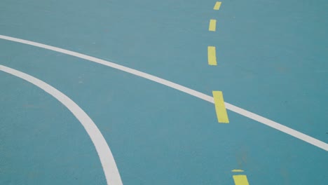 panorámica sobre las líneas en el suelo en una cancha de deportes al aire libre