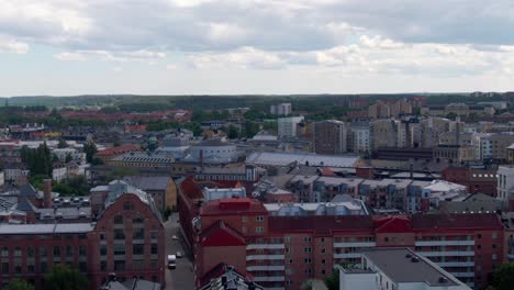 colorido distrito vivo de la ciudad de norrkoping en vista aérea de drones