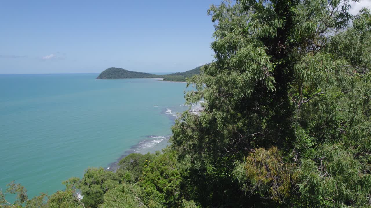 drone ascendiendo en la selva tropical de daintree en la tribulación del cabo durante el verano en el norte de queensland, australia