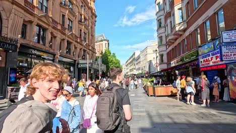 gente caminando por una bulliciosa calle de londres