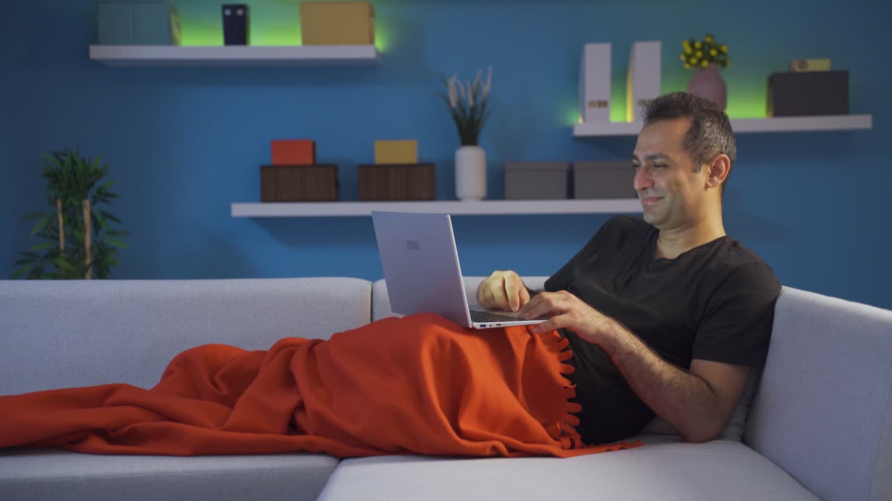 el hombre que está satisfecho con lo que ve en la computadora portátil.