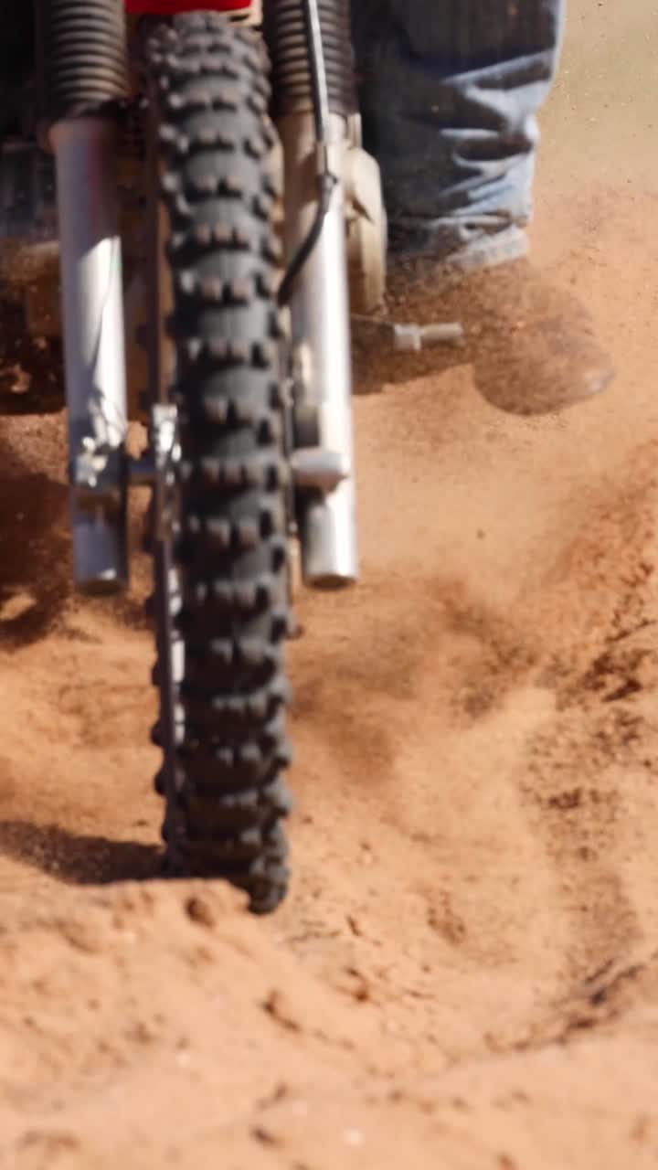 Motociclista sofre acidente durante manobra em pista de areia