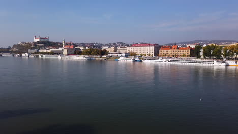 Horizonte-Del-Paisaje-Urbano-De-Bratislava,-Eslovaquia,-Castillo-Y-Edificios-Históricos-En-La-Orilla-Del-Río-Danubio