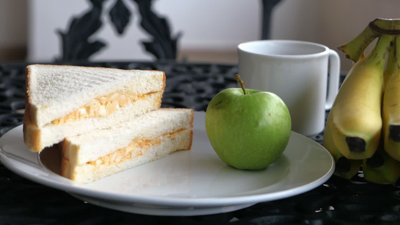 sándwich de desayuno con manzana y plátano
