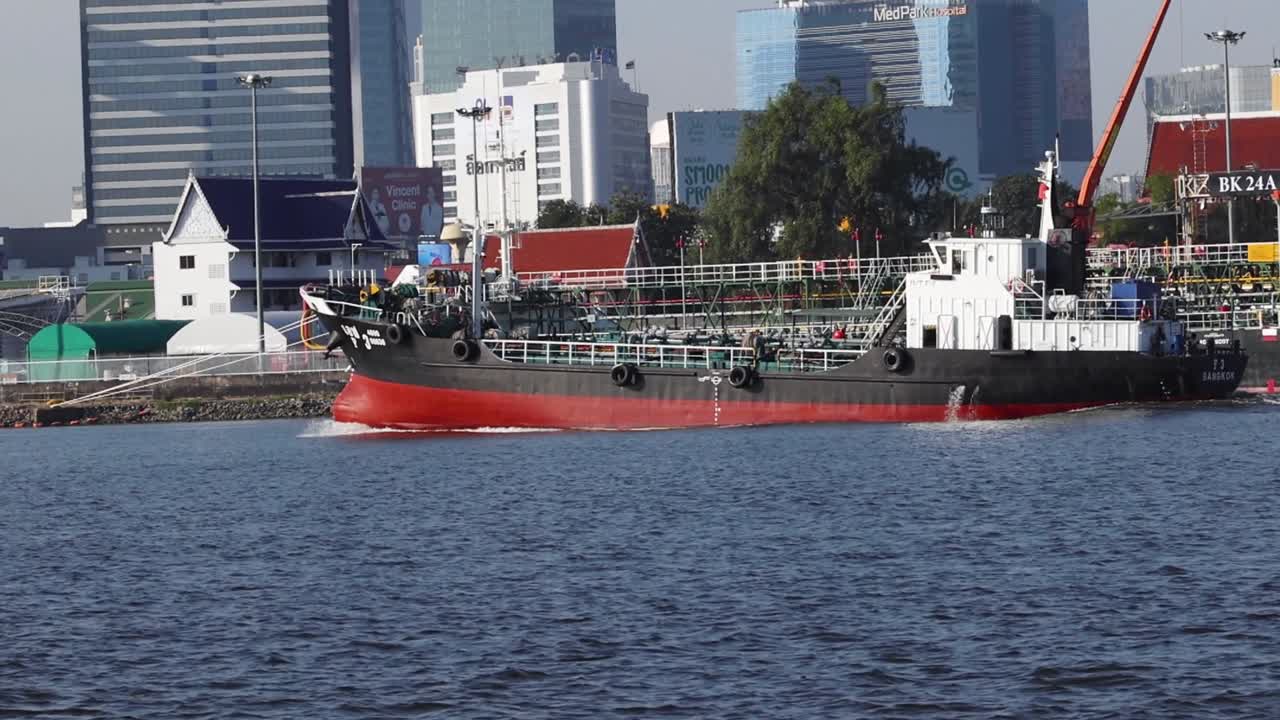 항구 에서 큰 화물선 을 도와주는 견인선