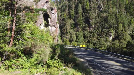 Schlucht-Straßenverkehr-4k-Drohne-In-Bucht-Von-Viel-Neuseeland-Erschossen