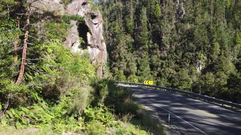 gorge road traffic 4k drone disparado en bahía de abundancia nueva zelanda
