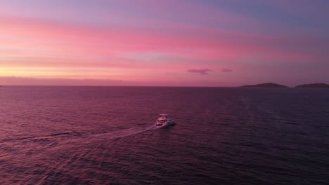 hermosa puesta de sol en la digue, una isla de las seychelles