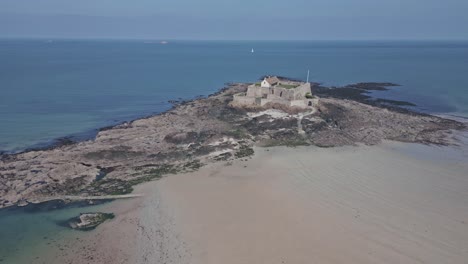 Fuerte-Nacional-En-Un-Islote-Cerca-De-La-Costa-De-Saint-Malo-Durante-La-Marea-Baja,-Bretaña-En-Francia