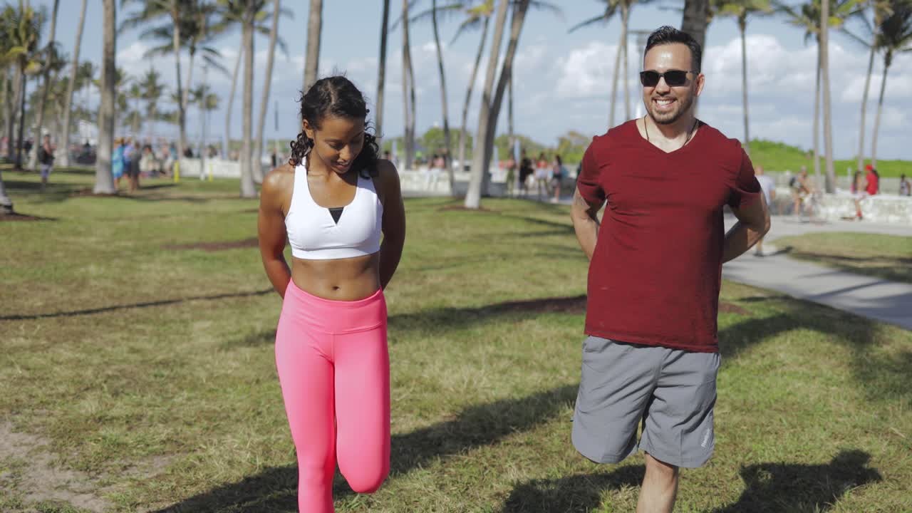 hombre y mujer entrenando en green park