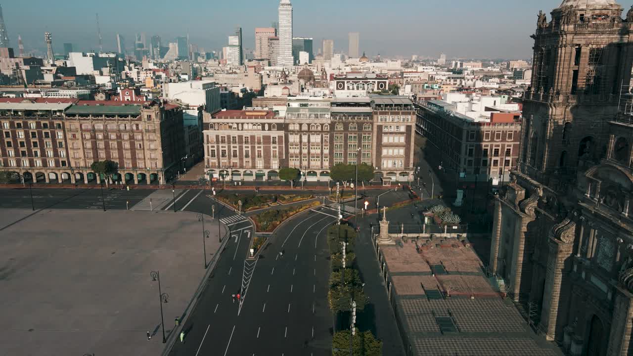 Vista frontale e facciata di edifici nella piazza principale di Città del Messico, lo Zócalo