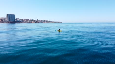 Un-Dron-Captura-A-Un-Kayakista-Oceánico-En-La-Jolla,-California,-En-Un-Día-Soleado