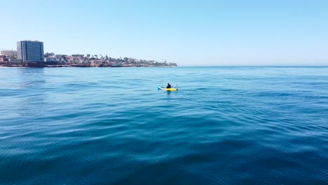 un dron captura a un kayakista oceánico en la jolla, california, en un día soleado