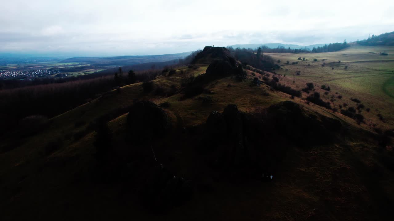 멋진 시골 언덕 위를 날고 있는 장엄한 공중 무인 항공기, 원형 팬