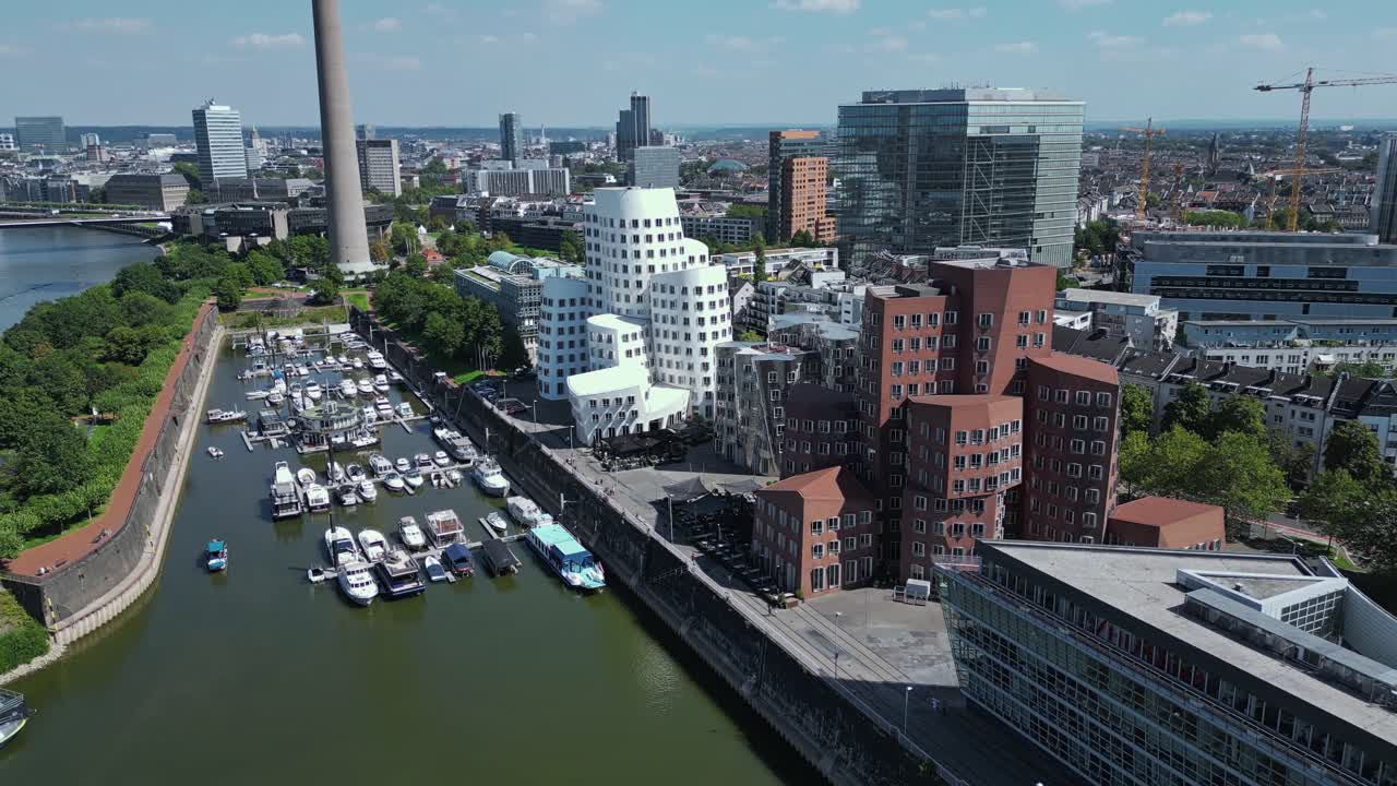 edificios gehry, caracterizados por formas no convencionales, formas curvilíneas