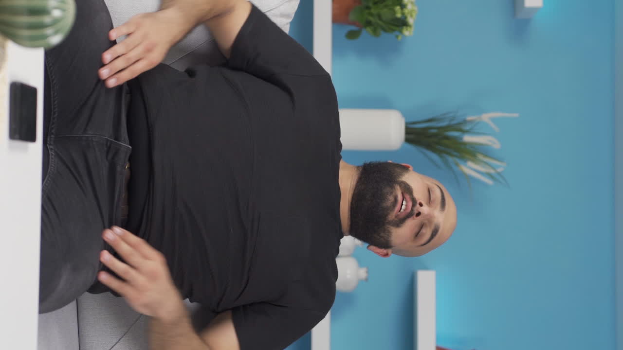 vídeo vertical del hombre feliz que respira profundamente.