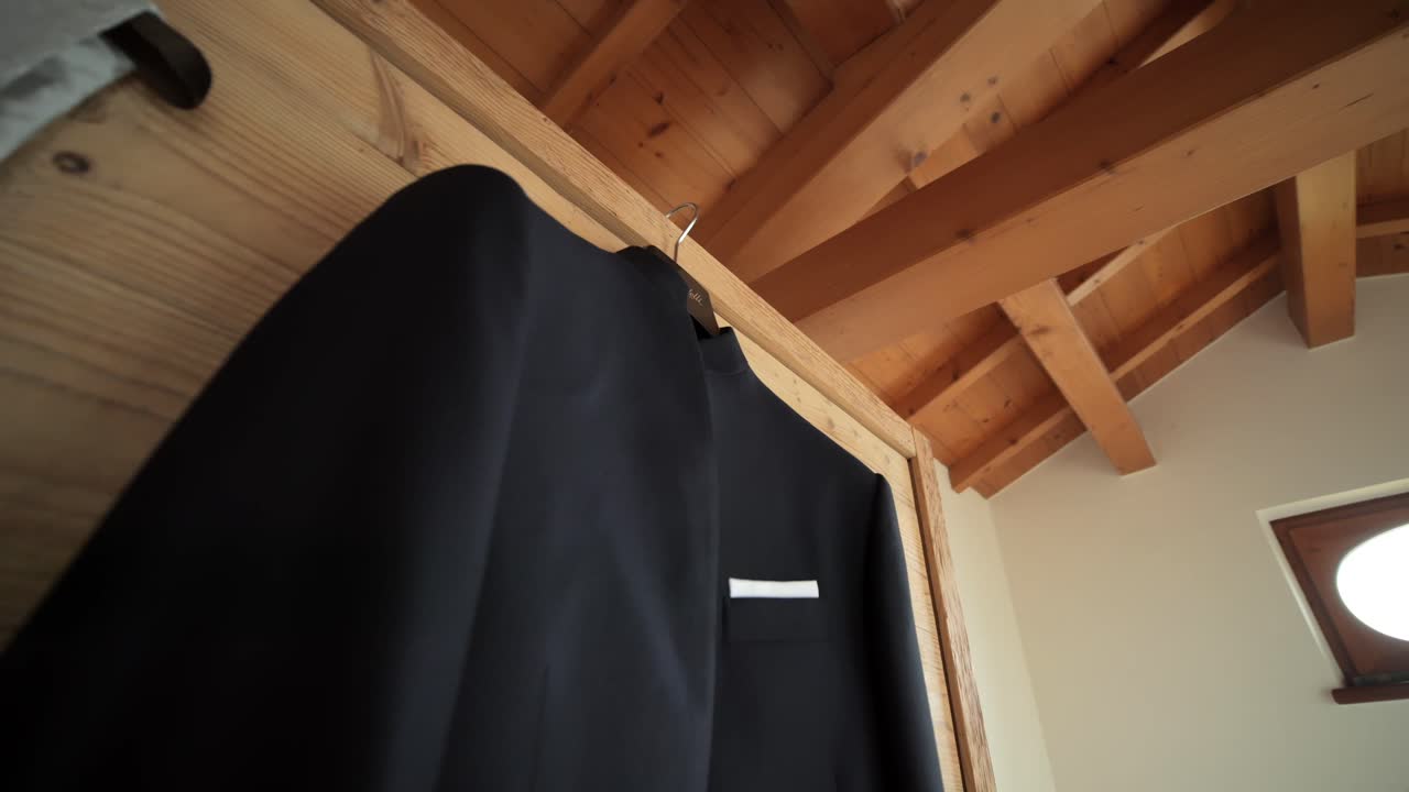 결혼식 준비 중인 검은색 슈트와 회색 베스트의 낮은 각도 촬영